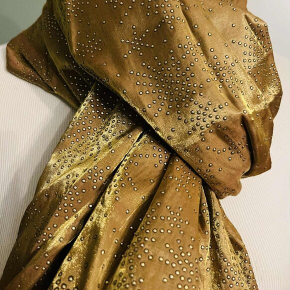 Handmade Golden Metallic Scarf by Sana – Artisanal Glamour - Picture 7 of 7